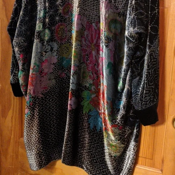 Johnny Was Elegant Black and Gray Velvet Kimono Open Cardigan - Picture 6 of 9
